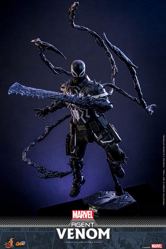 Figura Agent Venom Hot Toys con armas y pose dinámica en exposición