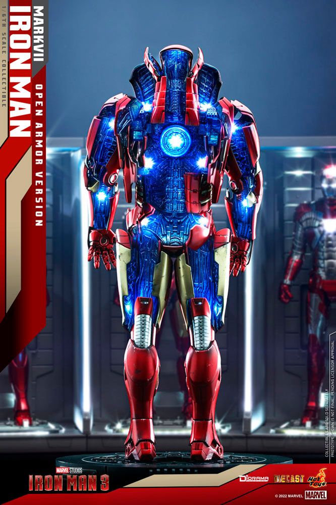 Detalle frontal de la figura Iron Man Mark VII con luces y base expositora