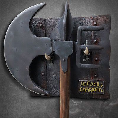 Detalle de la réplica del hacha de Jeepers Creepers fabricada en poliresina y fibra de vidrio