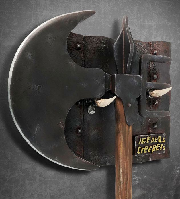 Vista lateral del hacha de Jeepers Creepers réplica escala real 56 cm