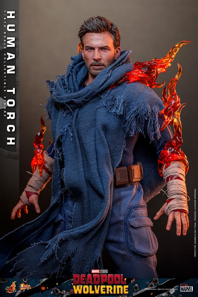 Vista frontal de la figura de Johnny Storm con traje de los Fantastic Four.