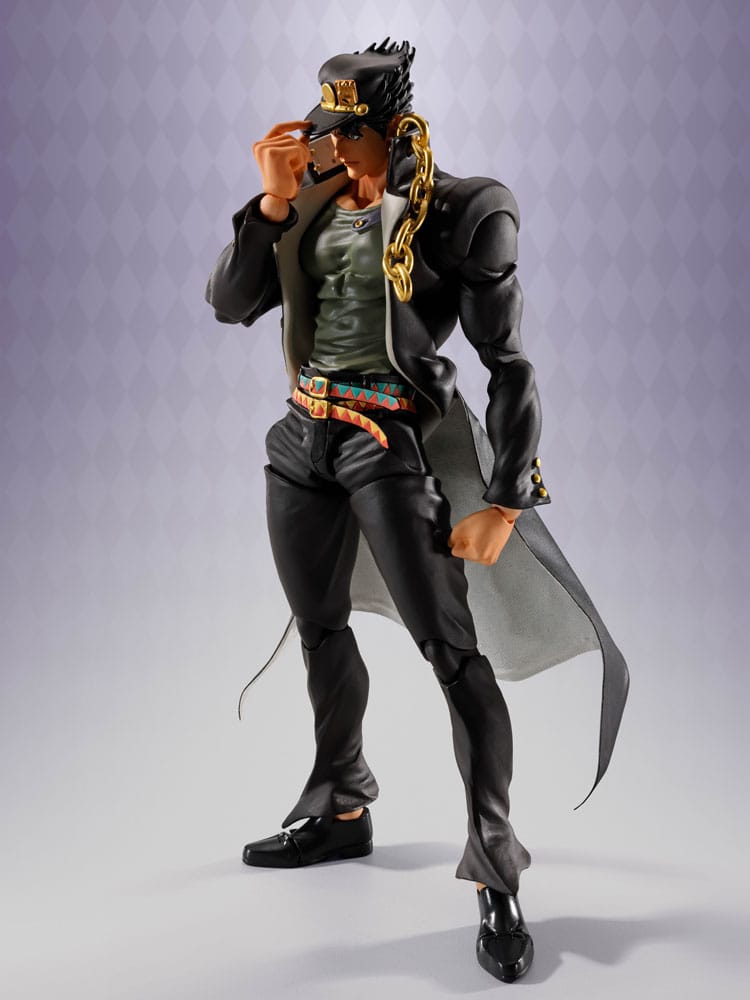 Figura articulada de Jotaro Kujo con uniforme negro y detalles dorados en pose relajada