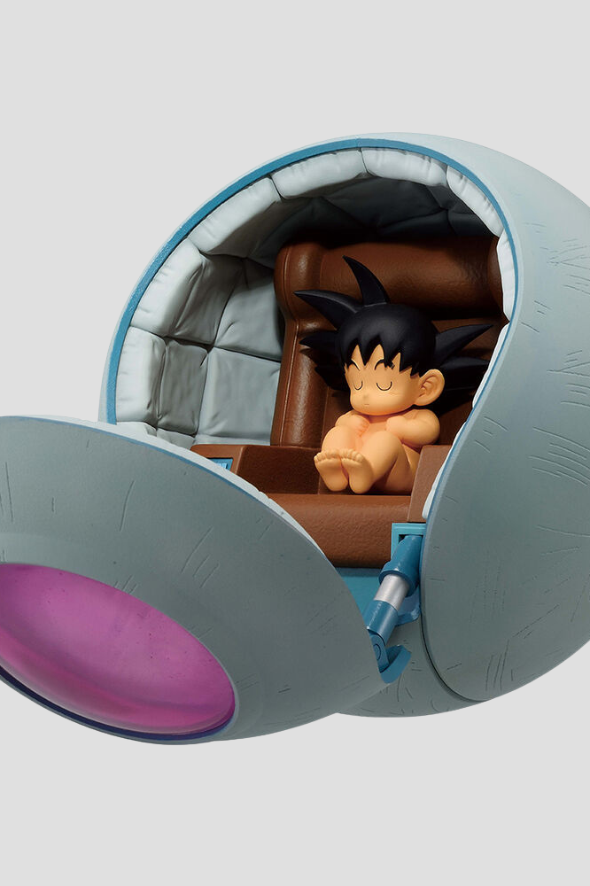 Figura lateral de Kakarot bebé dentro de cápsula Saiyan.