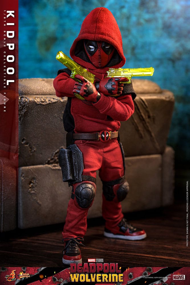 Figura Kidpool Hot Toys con espada y mochila Deadpool y Wolverine Movie