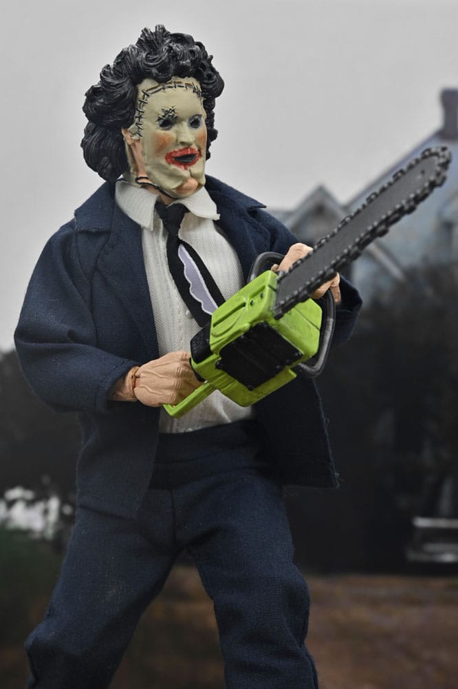 Leatherface con ropa de tela y motosierra en fondo de casa rural.