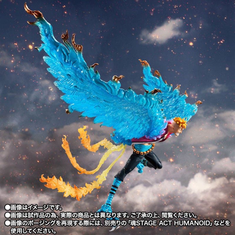 Figura de Marco transformado en fénix con alas de fuego azul translúcido.