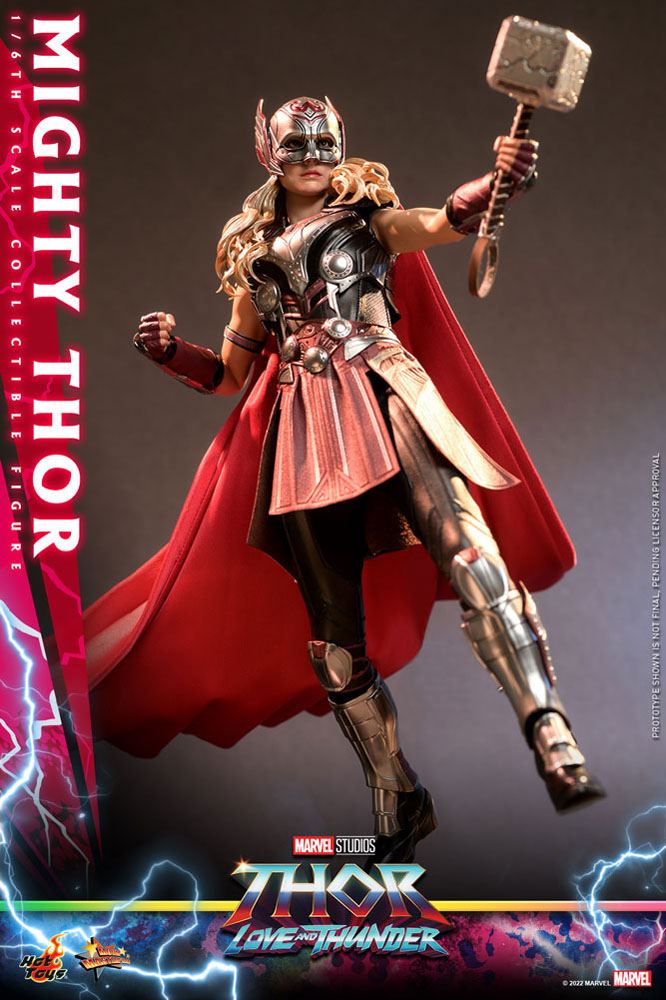 Detalle del rostro y armadura de Mighty Thor Hot Toys con martillo iluminado y accesorios.