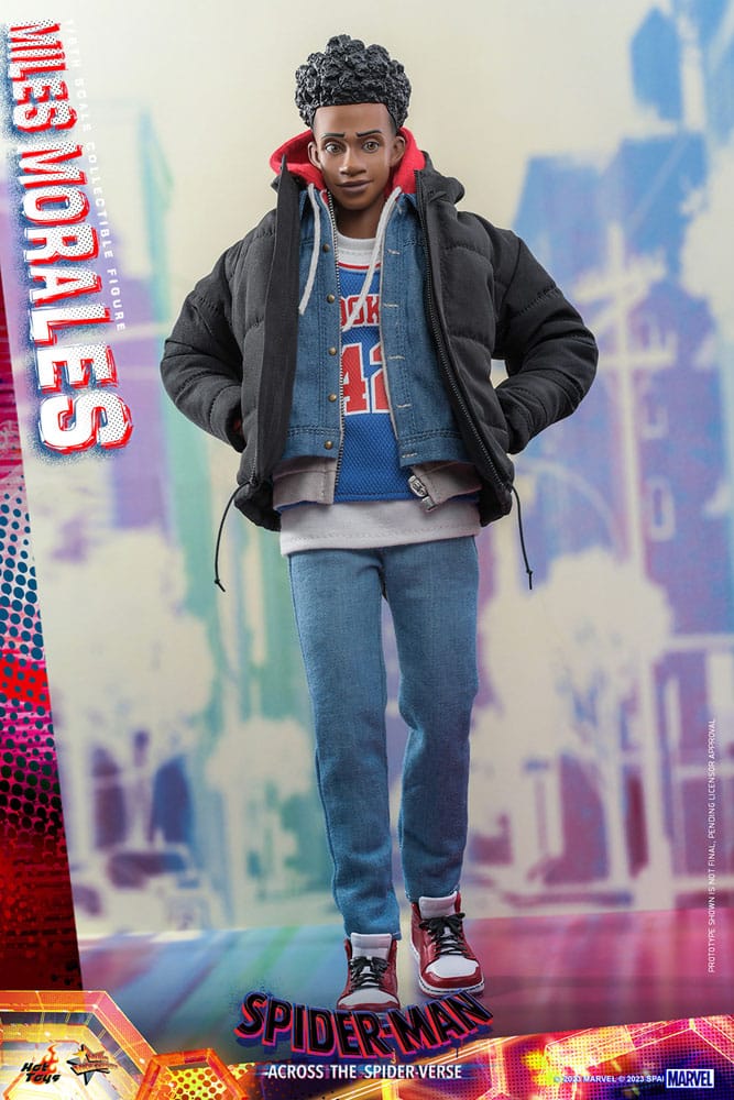 Figura de Hot Toys de Miles Morales con chaqueta, deportivas y cabeza intercambiable