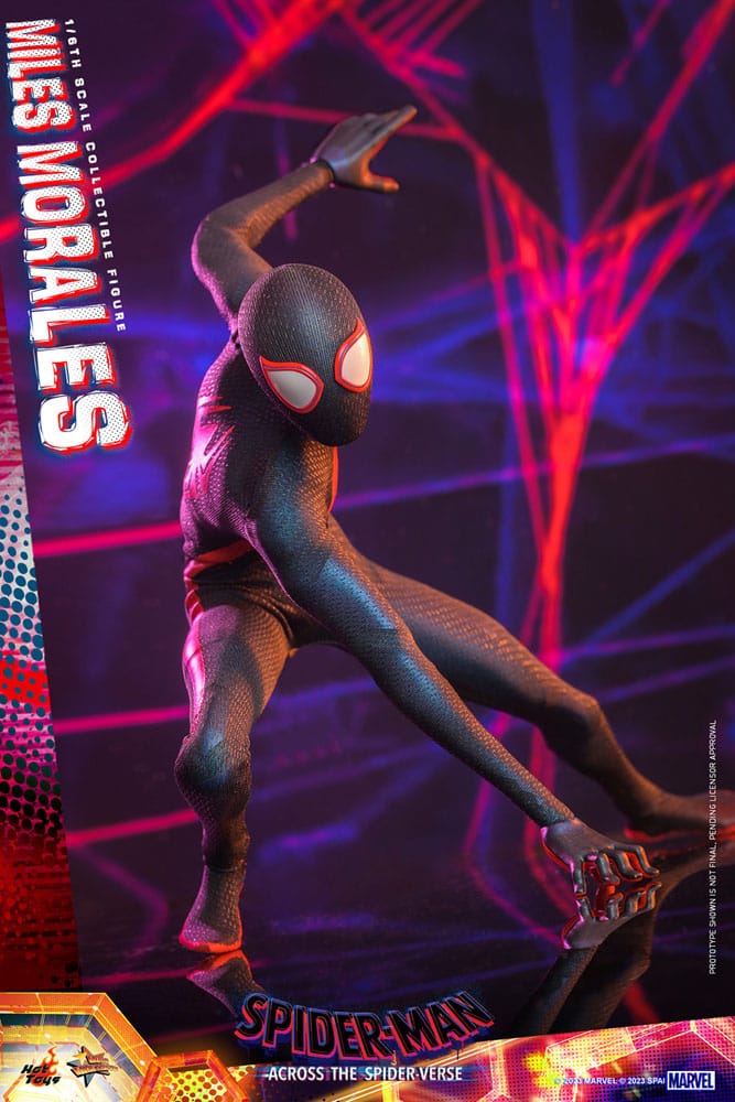 Figura de Miles Morales en traje de Spider-Man con base expositora estilo cómic