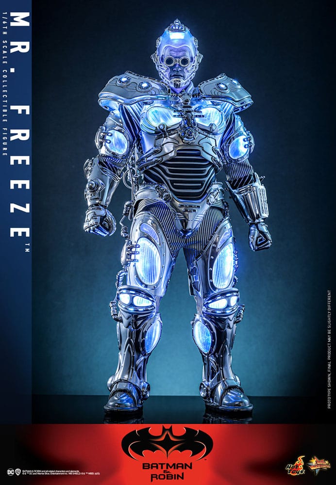 Vista detallada de Mr. Freeze Hot Toys con armadura cromada translúcida de Batman y Robin.