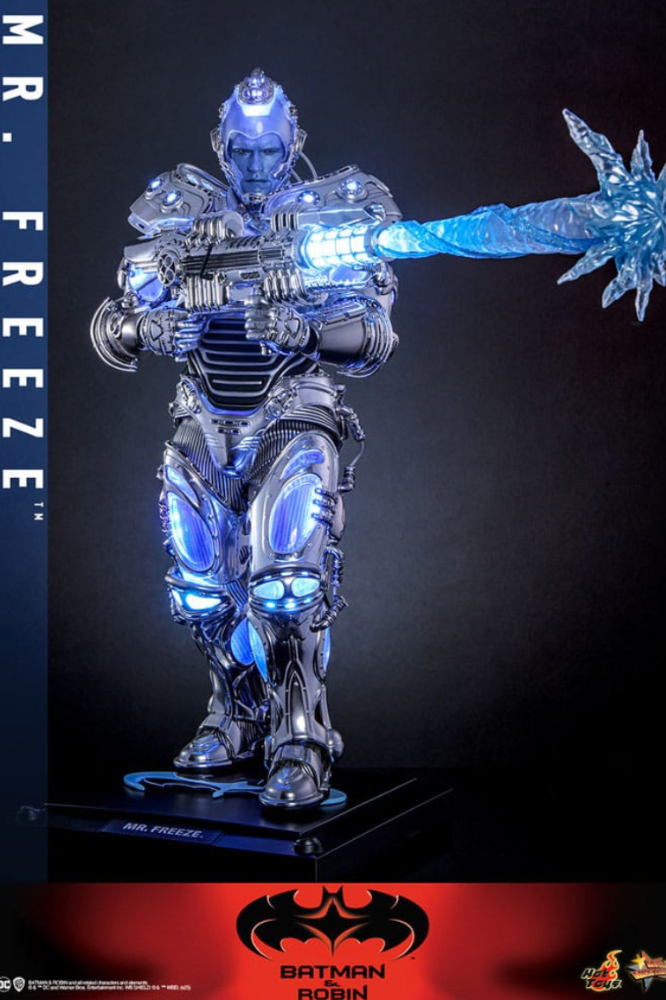 Figura Mr. Freeze Hot Toys en pose frontal con arma congelante y armadura esculpida.