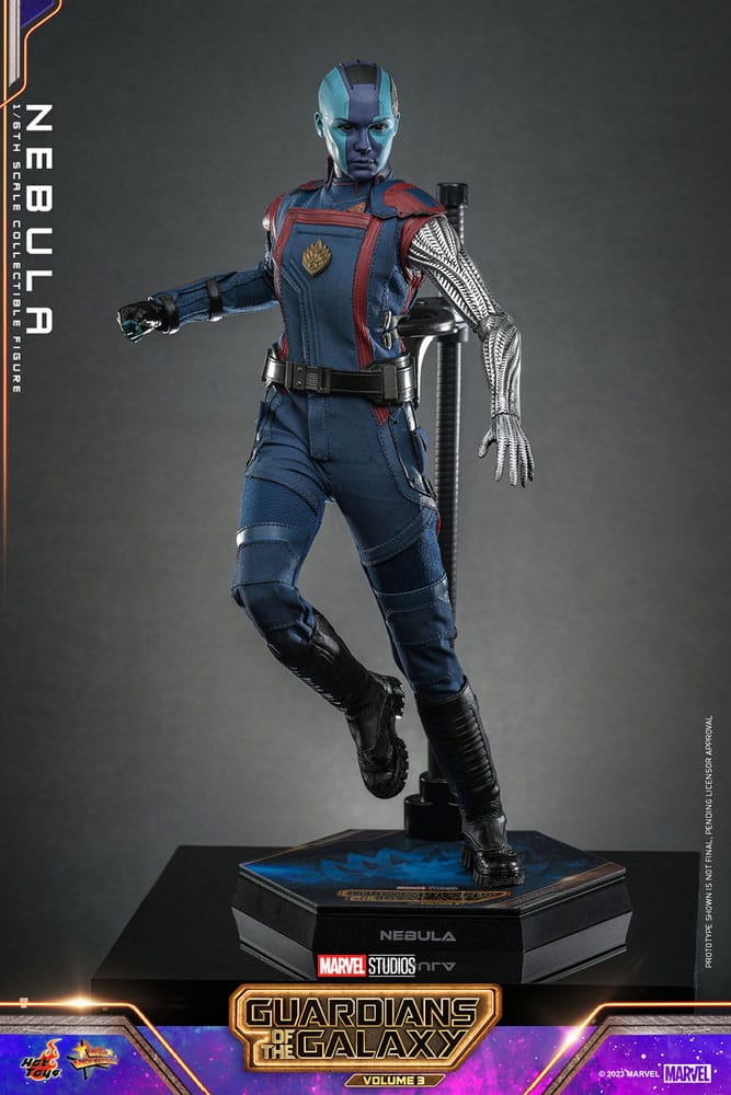 Figura Nebula Hot Toys 1/6 en pose con blaster - Guardians of the Galaxy Vol. 3 - Marvel