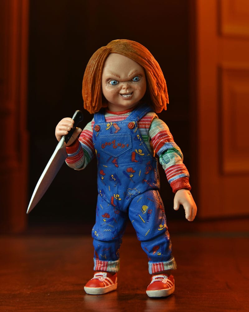 Figura Chucky 18 cm de NECA con ropa esculpida y pose lista para atacar.