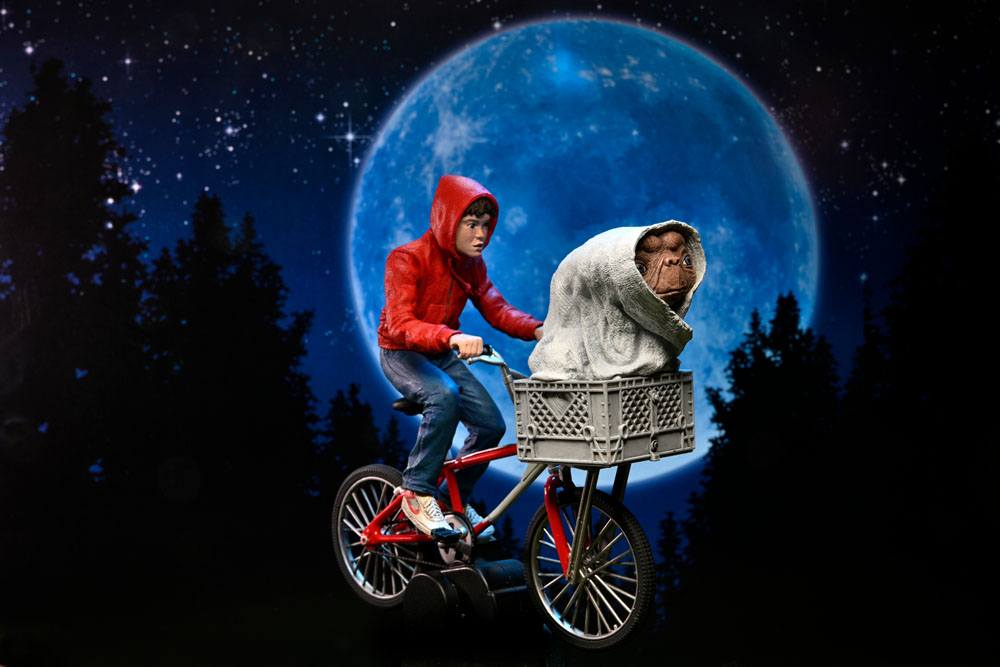 Diorama NECA E.T. El Extraterrestre Elliott en bicicleta con E.T. en la cesta.