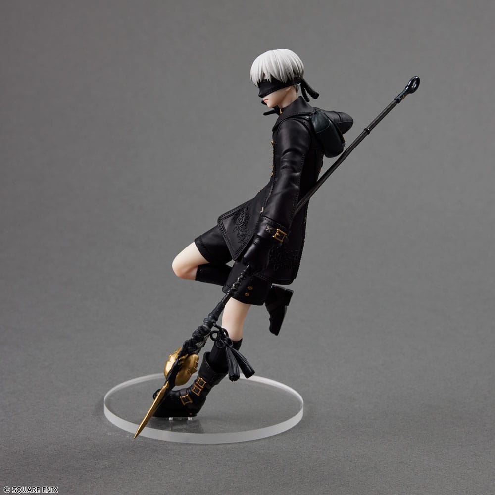 Figura PVC 9S NieR Automata en pose dinámica con accesorios.