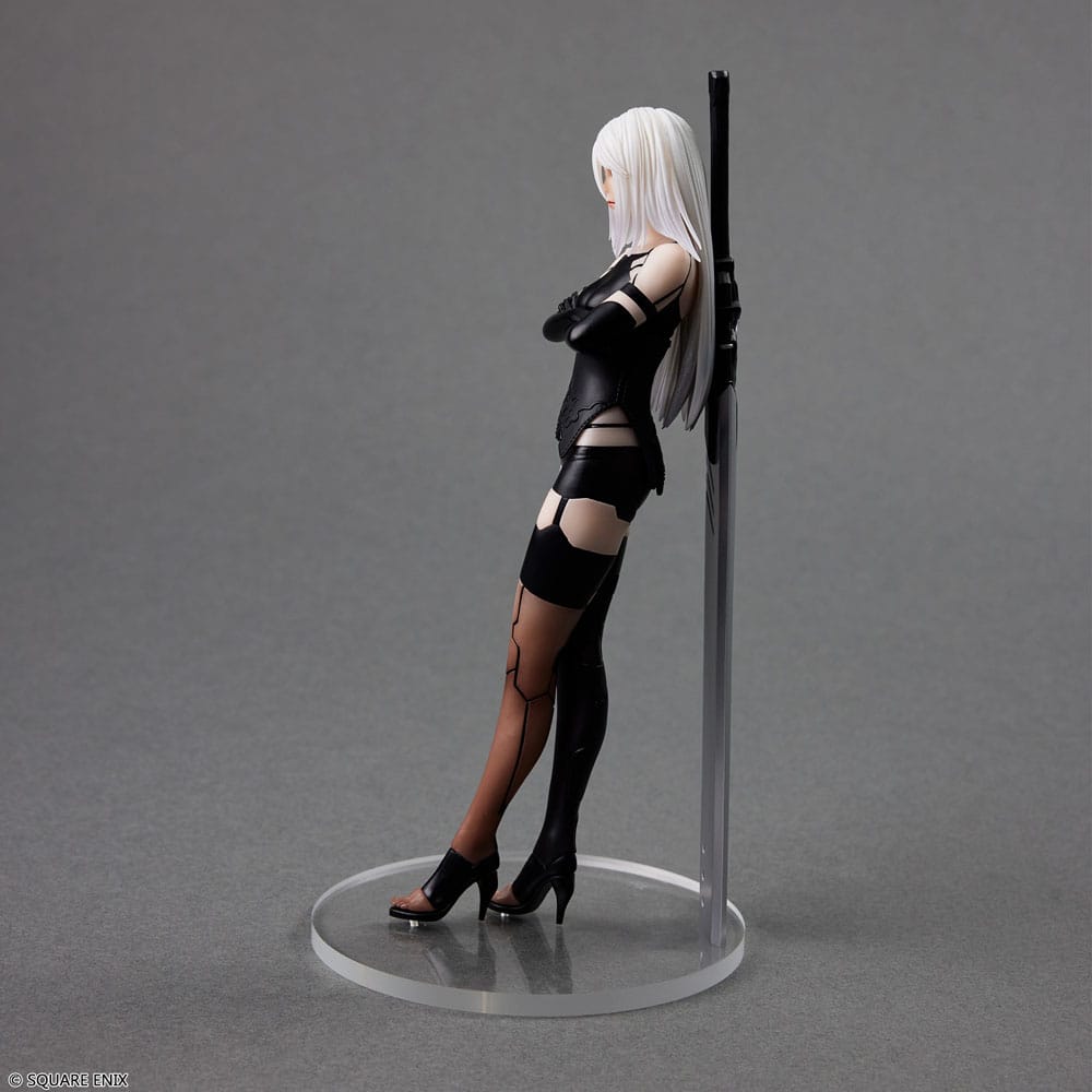 Figura PVC A2 NieR Automata con cabello largo y traje negro.
