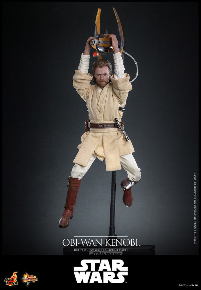 Figura coleccionable Obi-Wan Kenobi Hot Toys con base expositora y sable de luz azul.
