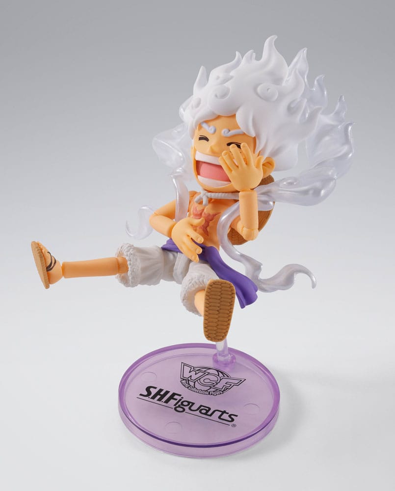 Detalle figura Luffy Gear 5 con base expositora One Piece Tamashii Nations