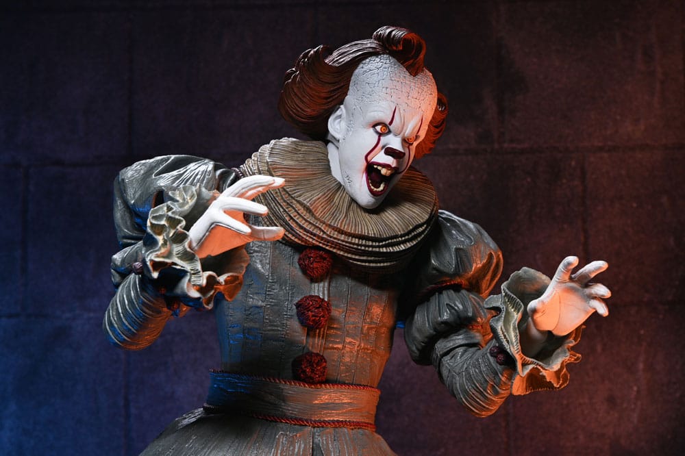 Figura coleccionable Pennywise NECA 45 cm inspirada en la serie It Welcome to Derry.