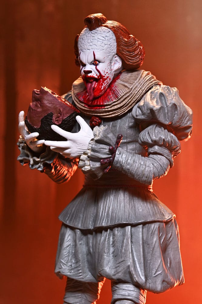 Figura coleccionable Pennywise NECA Ultimate 18 cm con accesorios intercambiables.