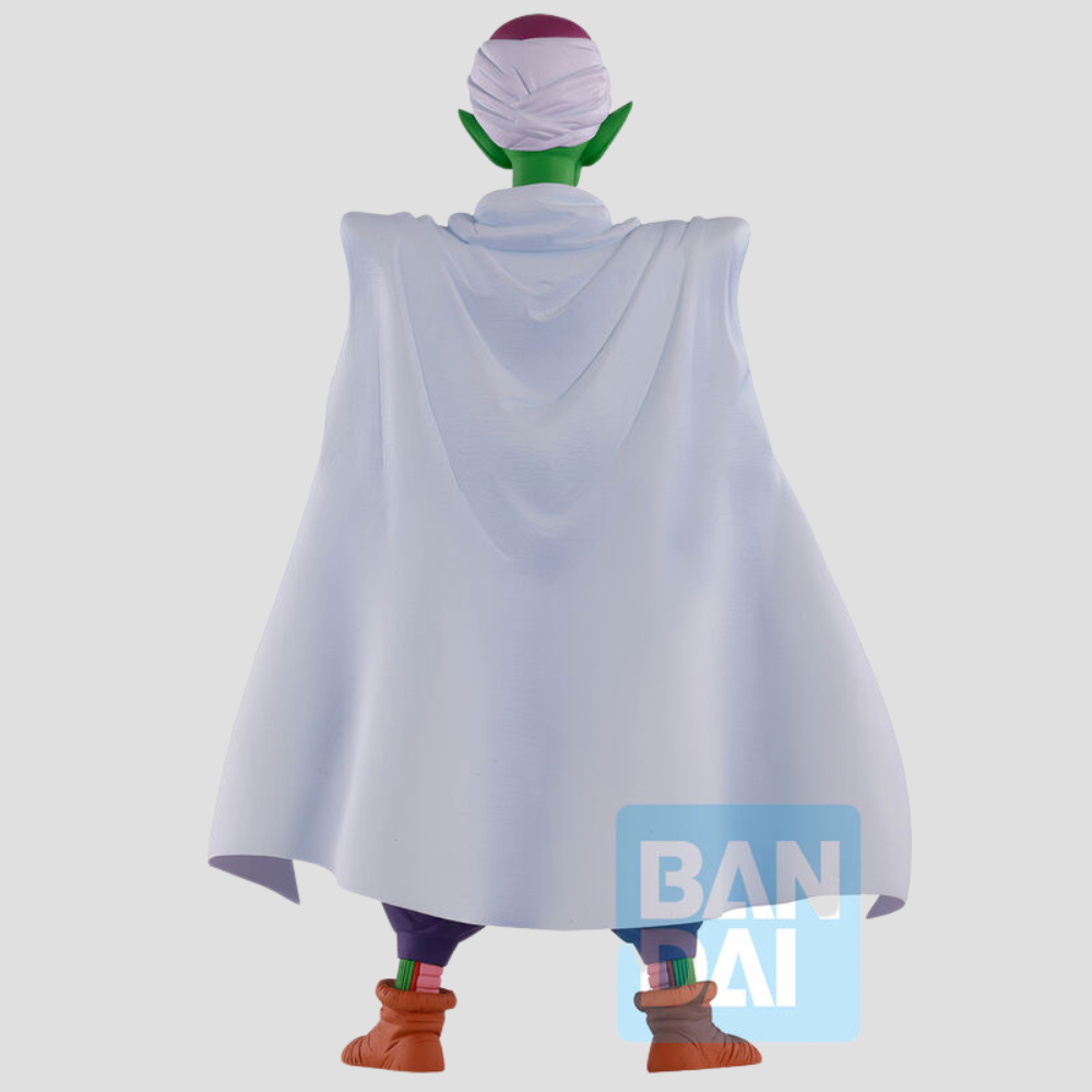 Detalle de la figura de Piccolo con capa y uniforme púrpura de combate.