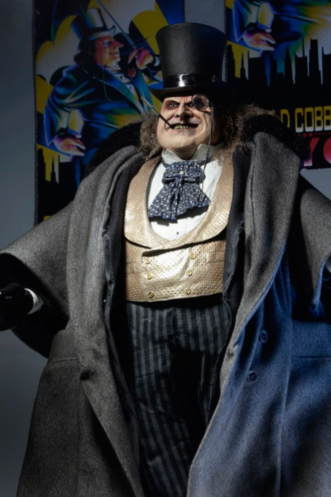 Figura NECA del Pingüino escala 1/4 basada en Batman Vuelve con abrigo y sombrero.