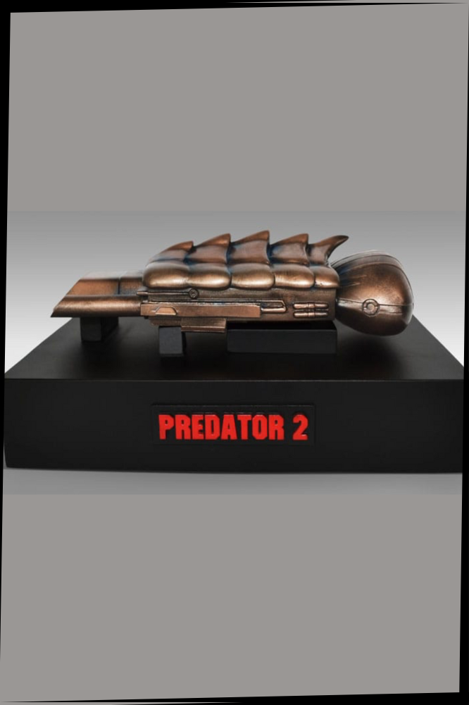 Réplica a escala real del Plasmacaster de Predator 2 con base expositora oficial