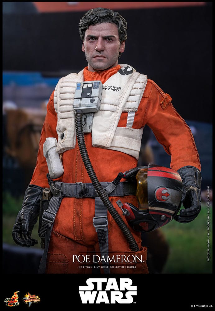 Detalle figura Poe Dameron Hot Toys con ropa de tela y casco.
