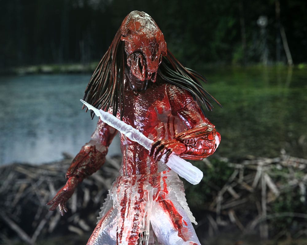 Feral Predator con lanza, escudo y accesorios de combate, figura NECA.