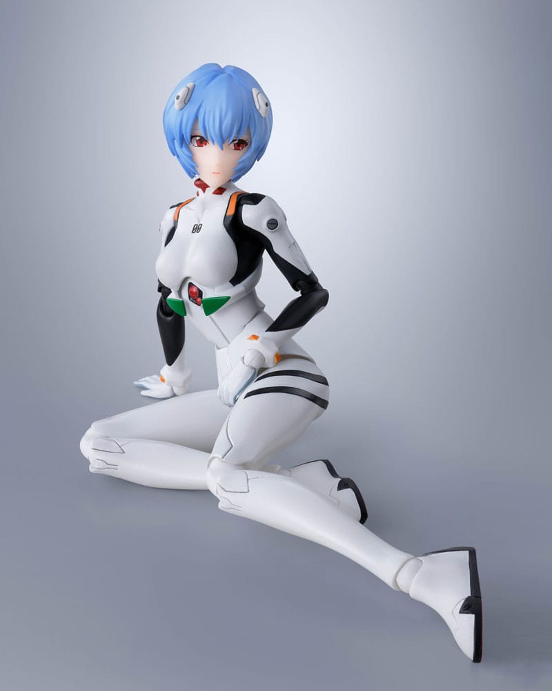Rei Ayanami sentada en pose contemplativa – figura Evangelion