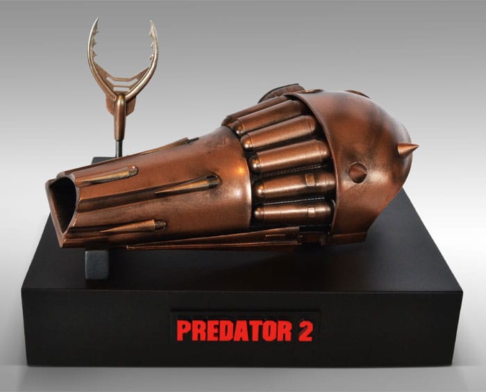 Vista lateral del Netgun y Speargun de Predator 2 sobre base con logo