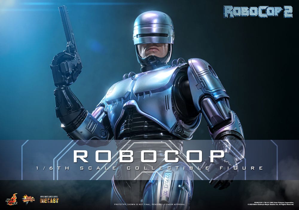 Figura RoboCop Hot Toys en pose dinámica mostrando la pistola y el acabado metálico.