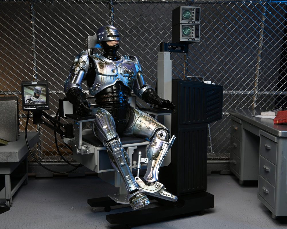 Figura articulada RoboCop NECA con silla de reparación.