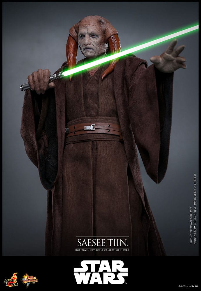 Figura articulada Saesee Tiin Hot Toys 1/6 – Star Wars con sable LED