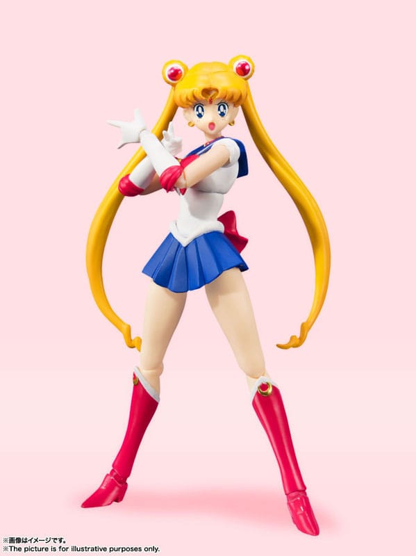 Sailor Moon en pose clásica con uniforme escolar de batalla.