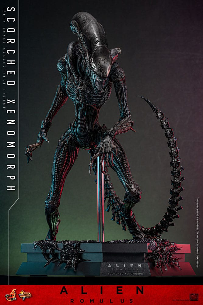 Figura Scorched Xenomorph Hot Toys 1/6 vista frontal con fondo oscuro