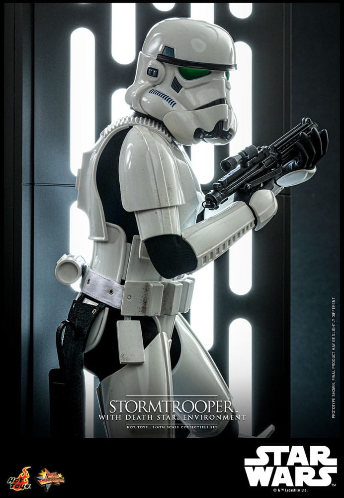 Figura Stormtrooper Hot Toys en pose de acción con bláster y fondo de la Estrella de la Muerte.