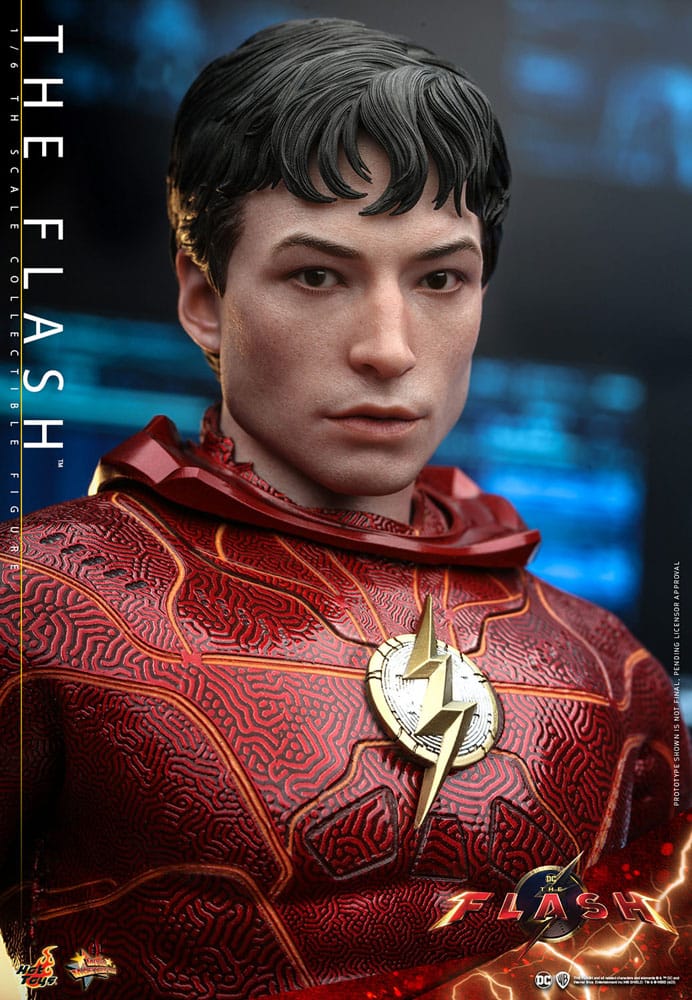 Detalle del traje y esculpido realista de la figura The Flash Hot Toys 1/6.