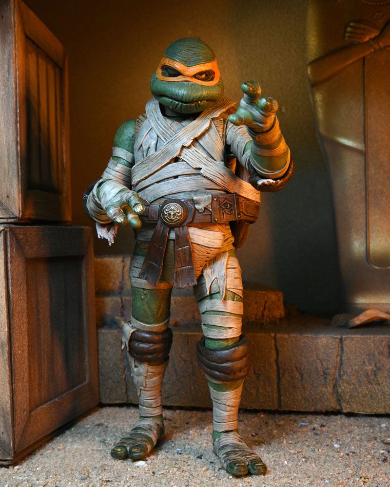 Figura Michelangelo TMNT como La Momia NECA 18 cm con accesorios.