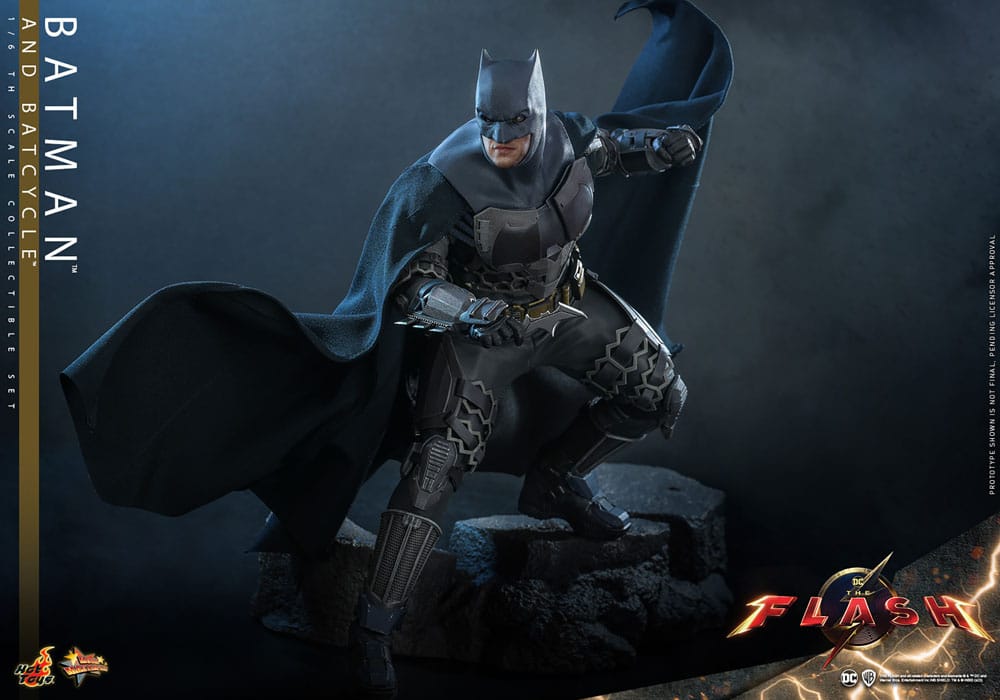 BATMAN - BATCYCLE SET - THE FLASH MOVIE - HOT TOYS - FIGURA 1/6 CON VEHÍCULO 30 CM