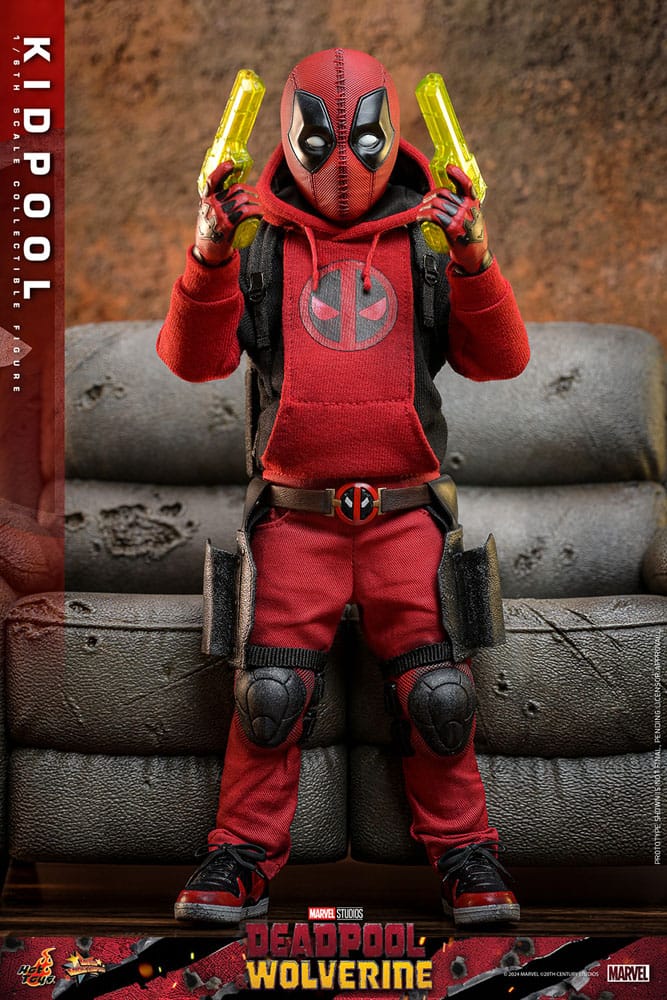 DEADPOOL & WOLVERINE FIGURA 1/6 KIDPOOL 22 CM – HOT TOYS – LÍNEA MOVIE MASTERPIECE