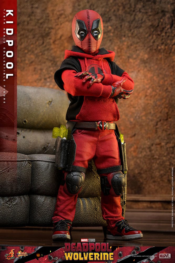DEADPOOL & WOLVERINE FIGURA 1/6 KIDPOOL 22 CM – HOT TOYS – LÍNEA MOVIE MASTERPIECE