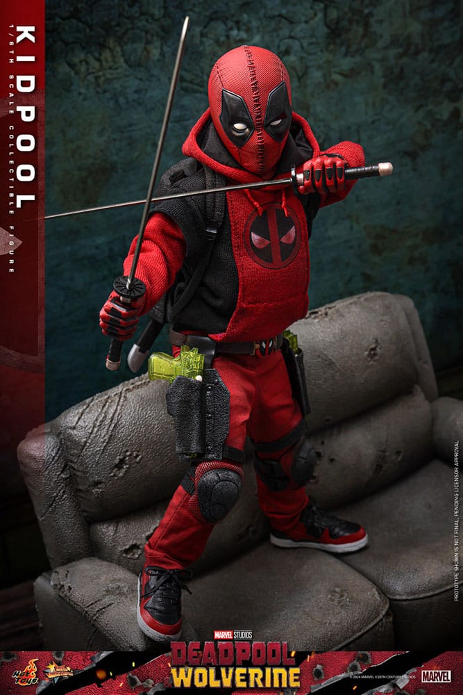 DEADPOOL & WOLVERINE FIGURA 1/6 KIDPOOL 22 CM – HOT TOYS – LÍNEA MOVIE MASTERPIECE