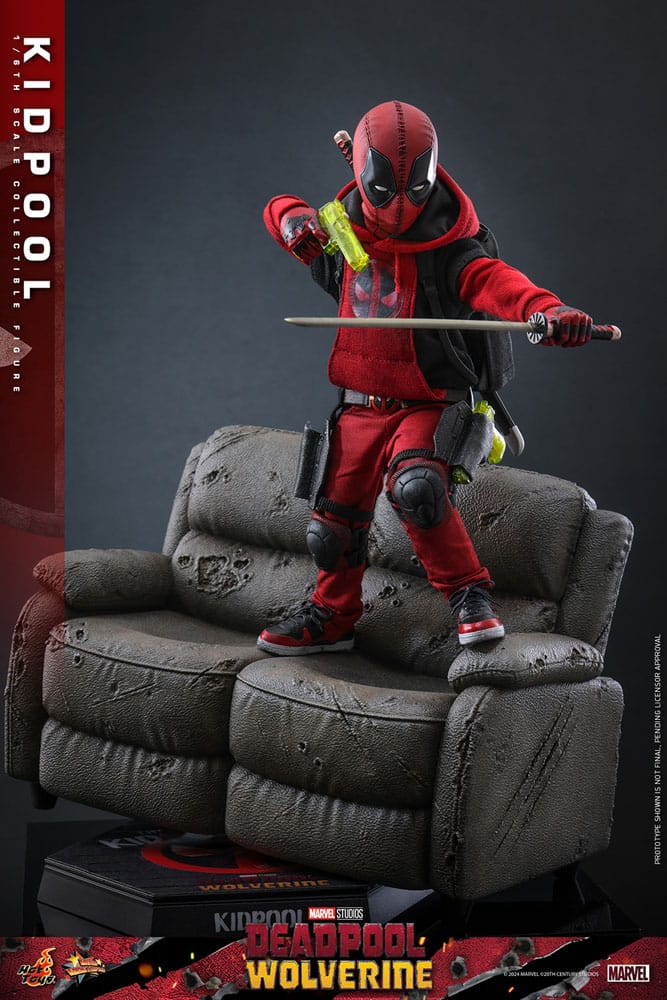DEADPOOL & WOLVERINE FIGURA 1/6 KIDPOOL 22 CM – HOT TOYS – LÍNEA MOVIE MASTERPIECE