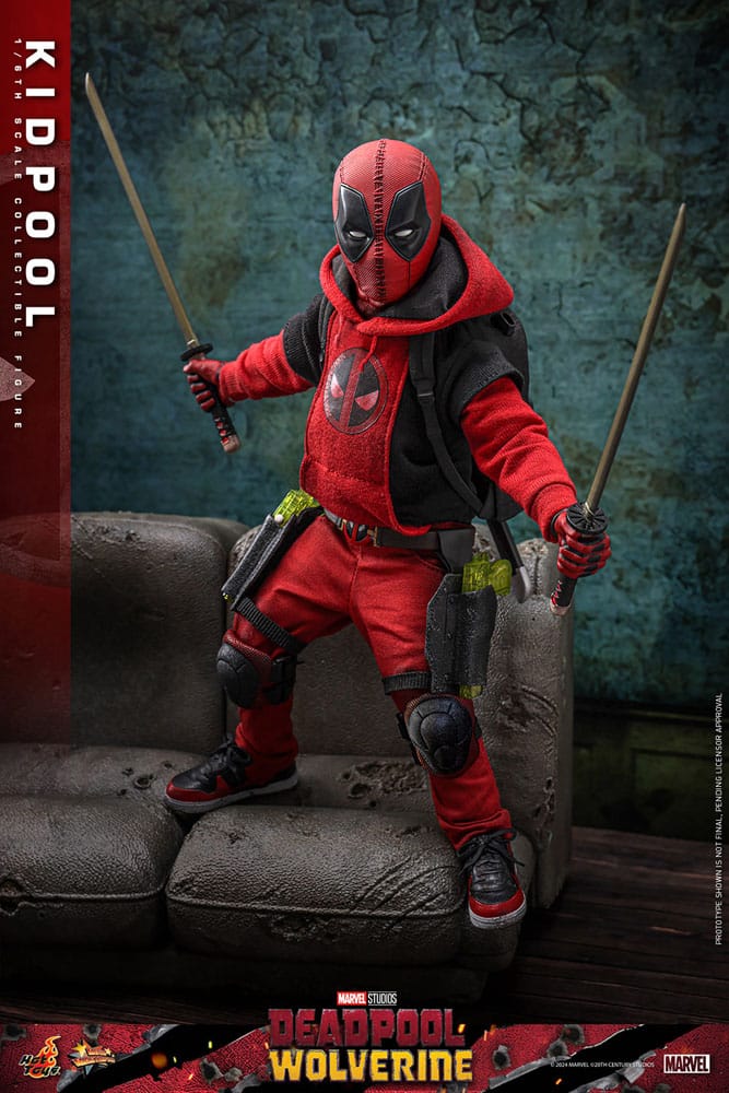 DEADPOOL & WOLVERINE FIGURA 1/6 KIDPOOL 22 CM – HOT TOYS – LÍNEA MOVIE MASTERPIECE