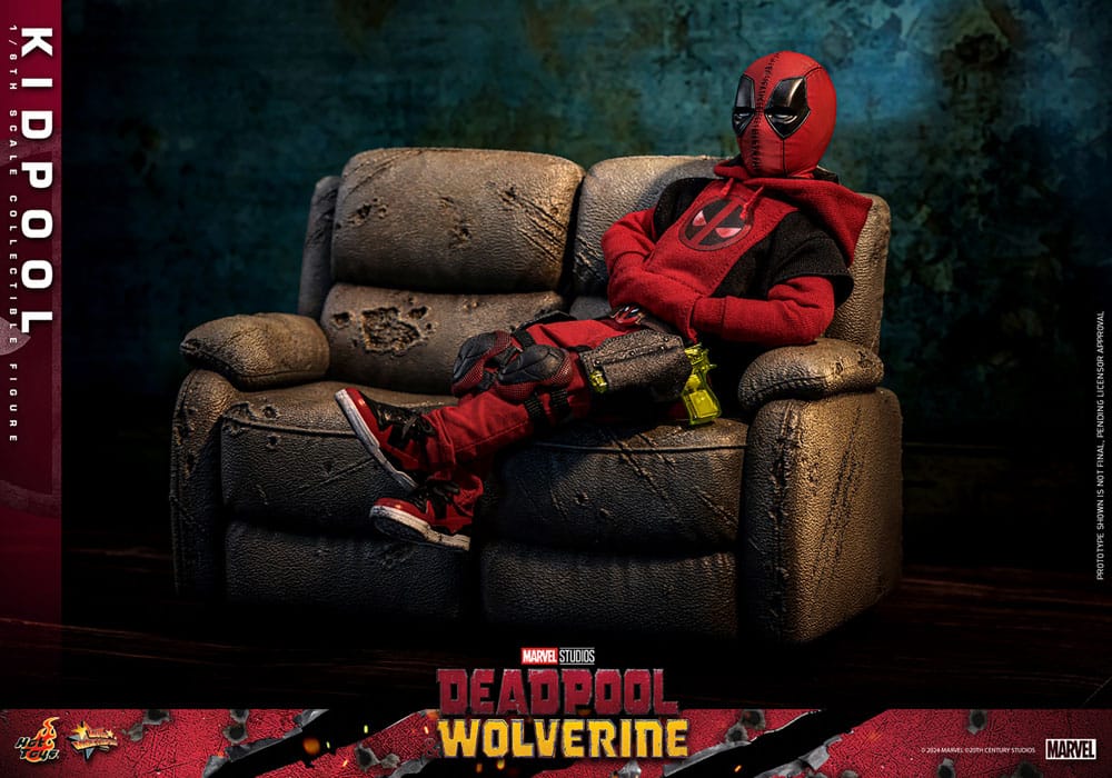 DEADPOOL & WOLVERINE FIGURA 1/6 KIDPOOL 22 CM – HOT TOYS – LÍNEA MOVIE MASTERPIECE