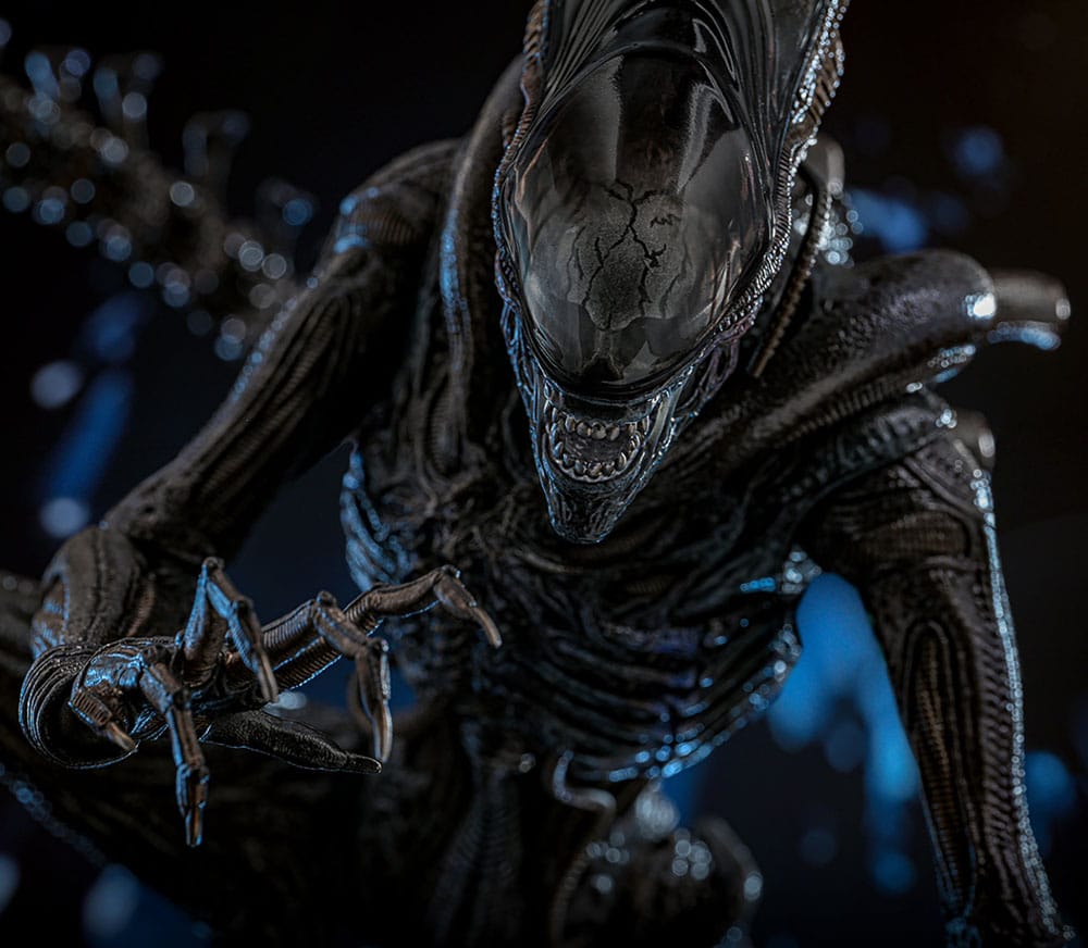 SCORCHED XENOMORPH HOT TOYS