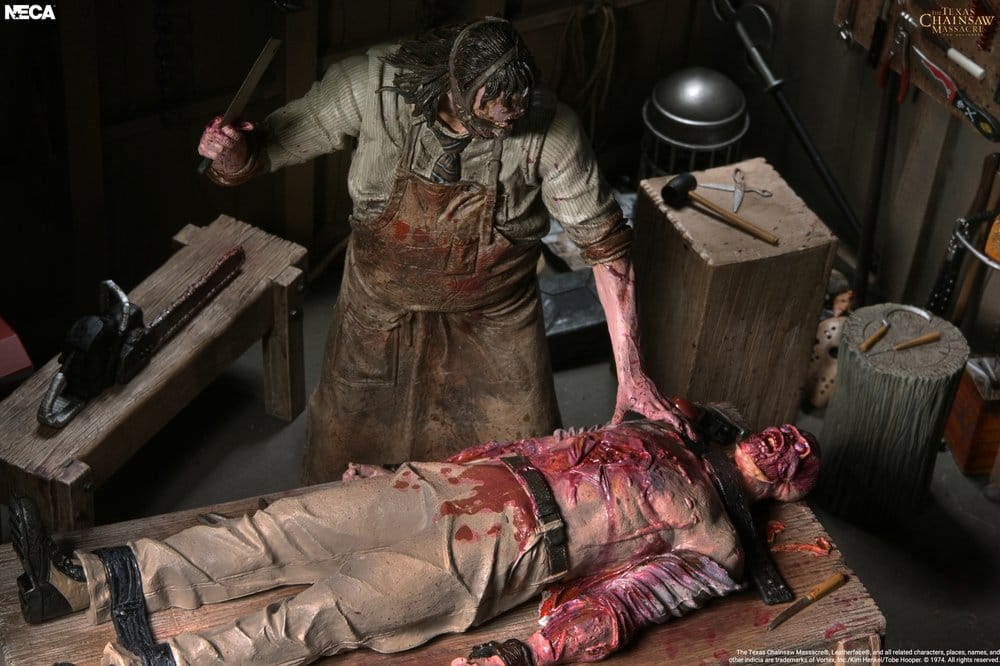 LEATHERFACE LA MATANZA DE TEXAS EL ORIGEN SLAUGHTERHOUSE DIORAMA BOXED SET 18 CM NECA