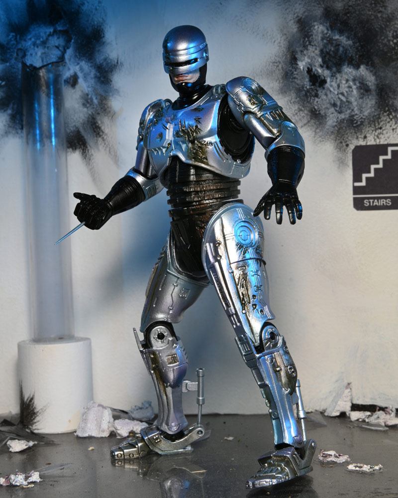 ROBOCOP ULTIMATE BATTLE DAMAGED WITH CHAIR – FIGURA 18 CM (NECA – ROBOCOP)
