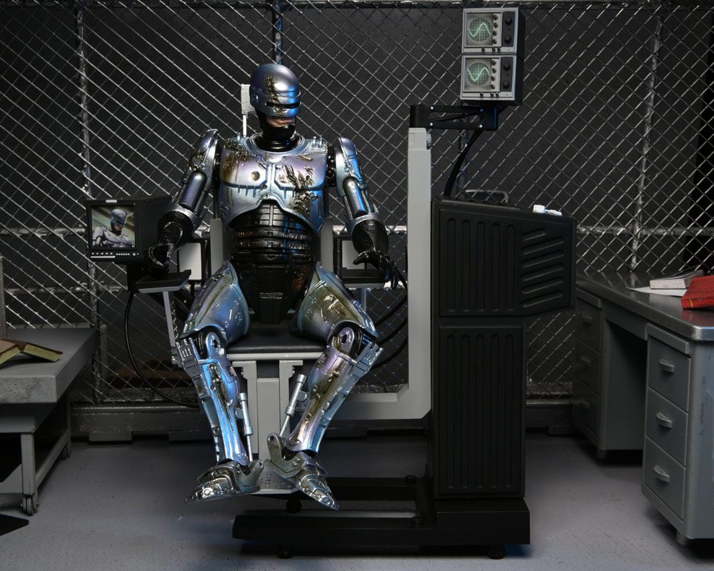 ROBOCOP ULTIMATE BATTLE DAMAGED WITH CHAIR – FIGURA 18 CM (NECA – ROBOCOP)